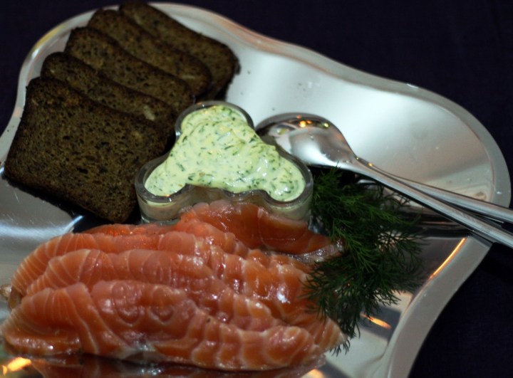 Dijon-tilli-majoneesi nostaa jääkellarin lohen maun sfääreihin, vaikkei uskoisi.