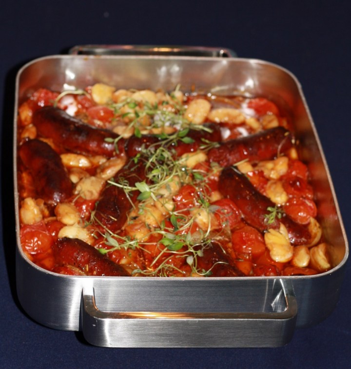 Chorizot ovat ihanasti paahtuneet, tomaatit mehevöityneet ja pavut pehmenneet. Nam.