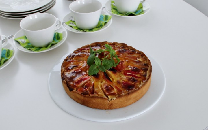 omenapiirakka_kahvipoydassa (1280x802)