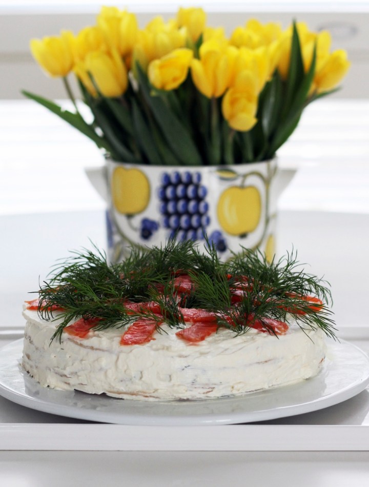 rieskakku_kukat_taustalla_lahi (970x1280)