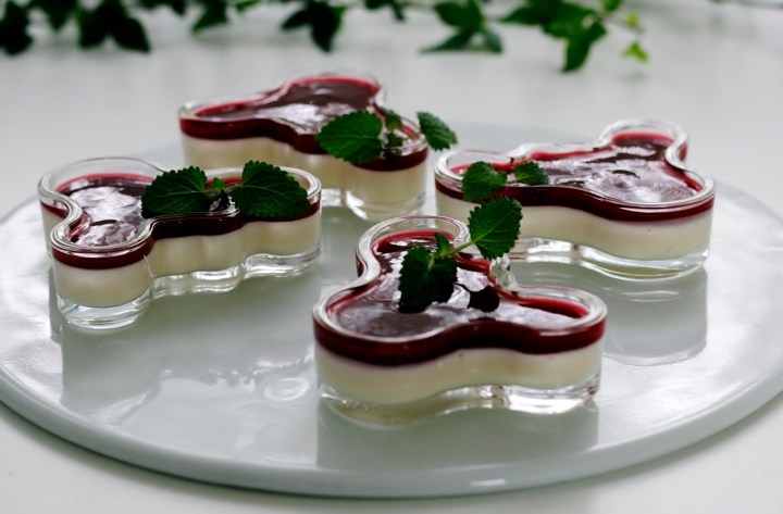 valkosuklaamousse_vadelmakastikkeella_2 (1280x842)