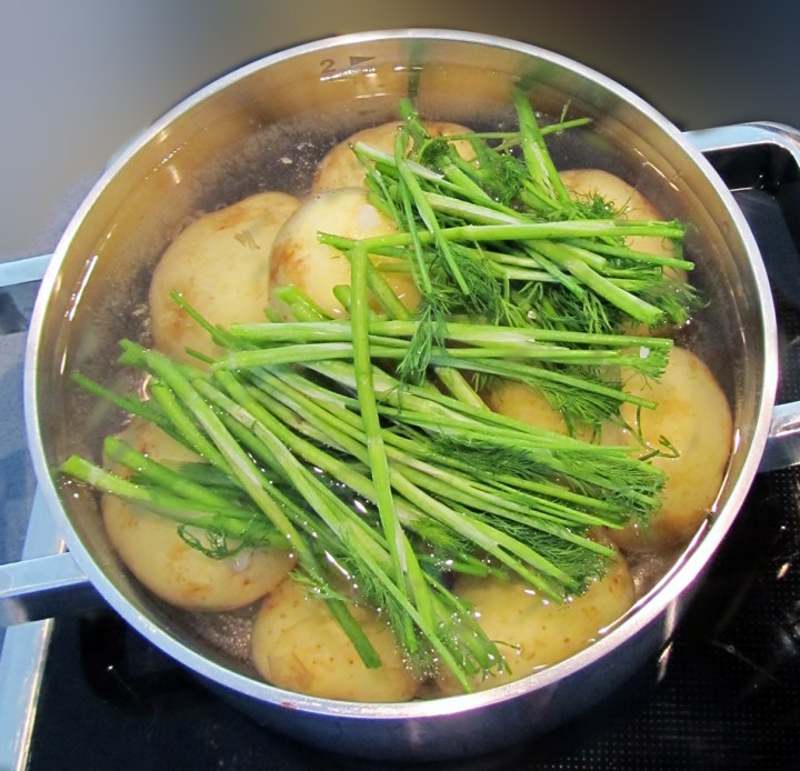 perunat_kattilassa_p