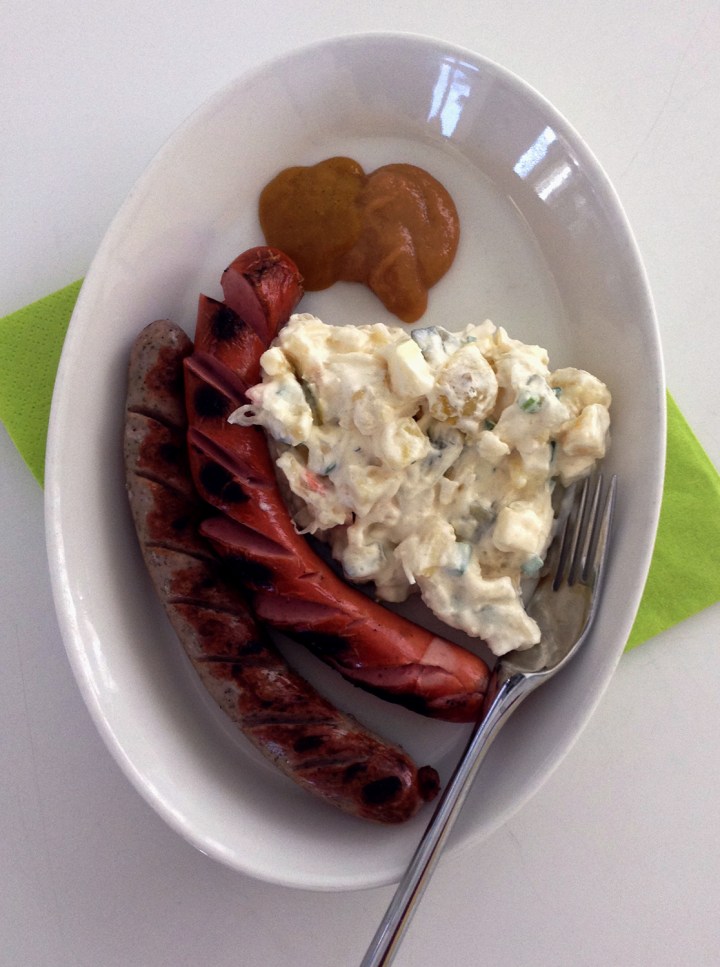 bratwurstia_hapankaali_perunasalaattia