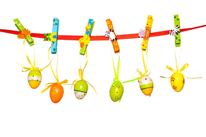 paasiainen_narulla_roikkuu_koristeita